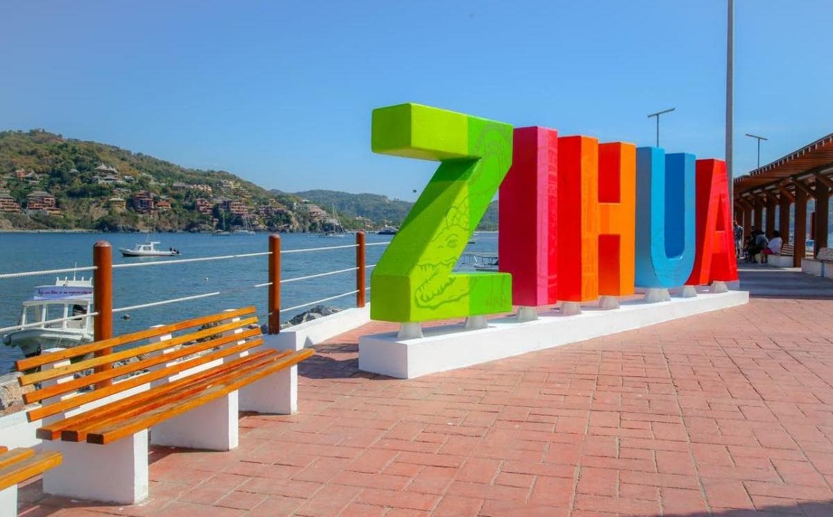 Camina por el Malecon de zihuatanejo